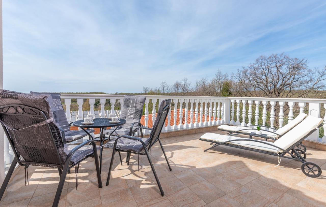 Villa Buroli With Pool, Sauna And Jacuzzi Exterior photo