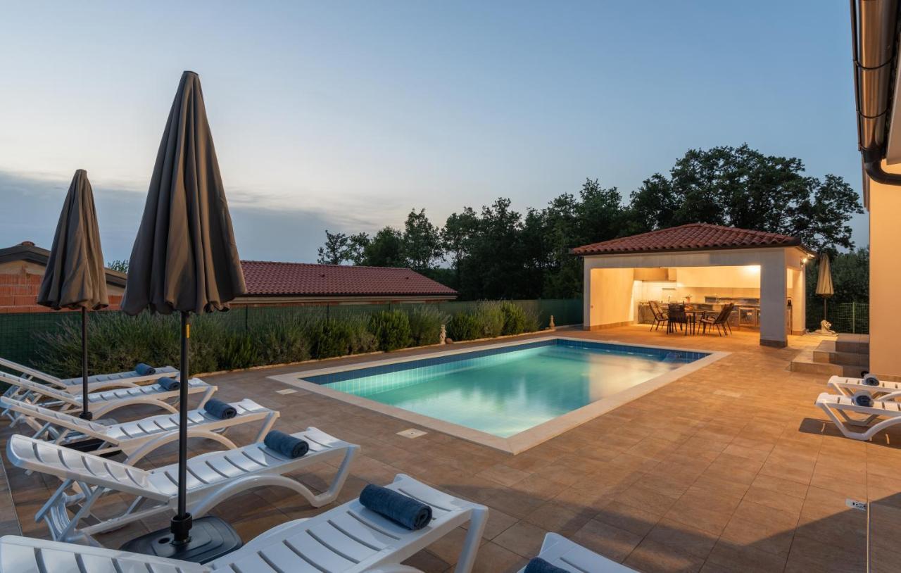 Villa Buroli With Pool, Sauna And Jacuzzi Exterior photo