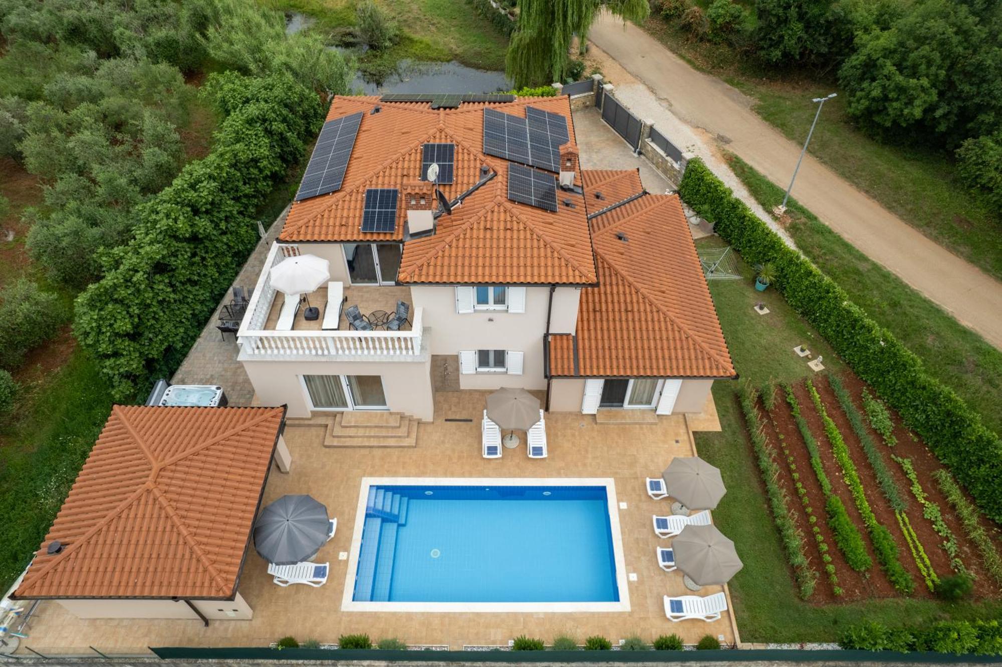 Villa Buroli With Pool, Sauna And Jacuzzi Exterior photo